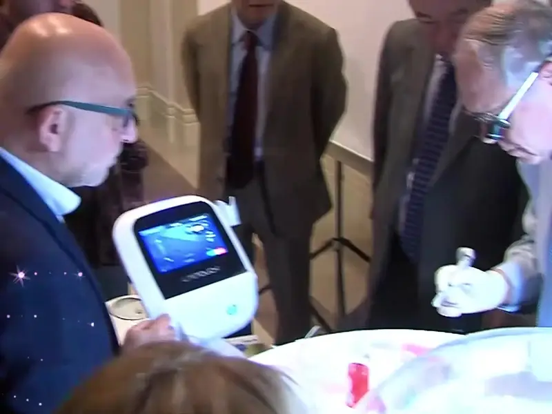 Dentistas em sessão prática com o laser LiteTouch